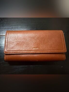 FOSSIL Logan Clutch Leather Wallet Brown Pebble Grain Flap Gold Logo RFID